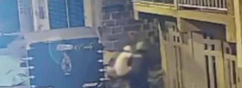 En las imágenes se observa que el joven forcejea con el uniformado - crédito @MelyMunera/X