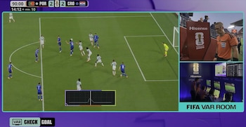 Pantalla dividida con partido de fútbol entre Portugal y Croacia, árbitro con micrófono, y sala VAR con monitores y operadores. Gráfico de línea blanca sobre césped
