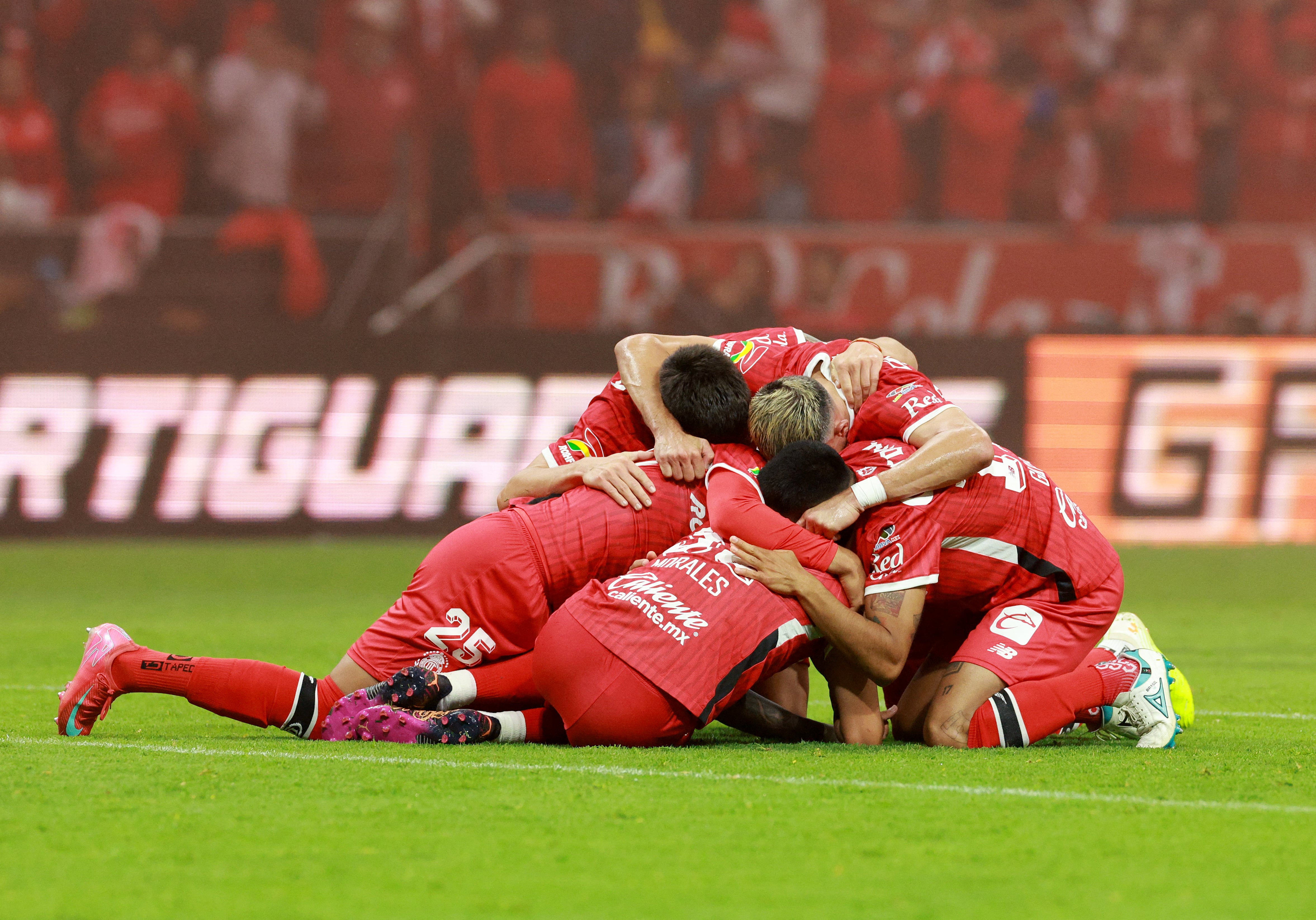 Soccer Football - Liga MX - Final - Second leg - Toluca v America - Estadio La Bombonera, Toluca, Mexico - May 25, 2025 Toluca players celebrate after winning the Liga MX REUTERS/Henry Romero