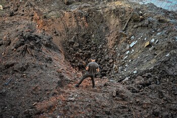 Un cráter cerca al edificio