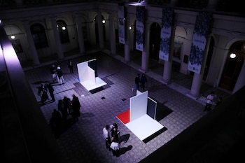 Los homenajes al artistas también se visualizaron con una instalación site specific en el patio del Rectorado de la UNLP