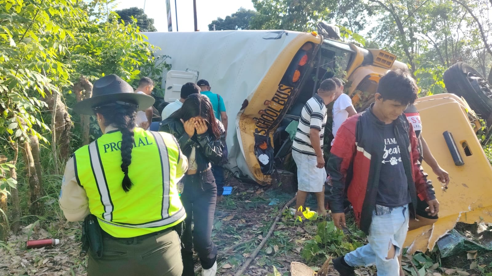 La estructura del bus quedó parcialmente destruida tras el vuelco y varios pasajeros quedaron atrapados entre los asientos y equipajes. (Provial)