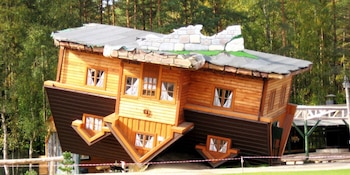 La Upside Down House de Szymbark se posiciona como una de las atracciones turísticas más visitadas de Europa
(Wikimedia Commons)
