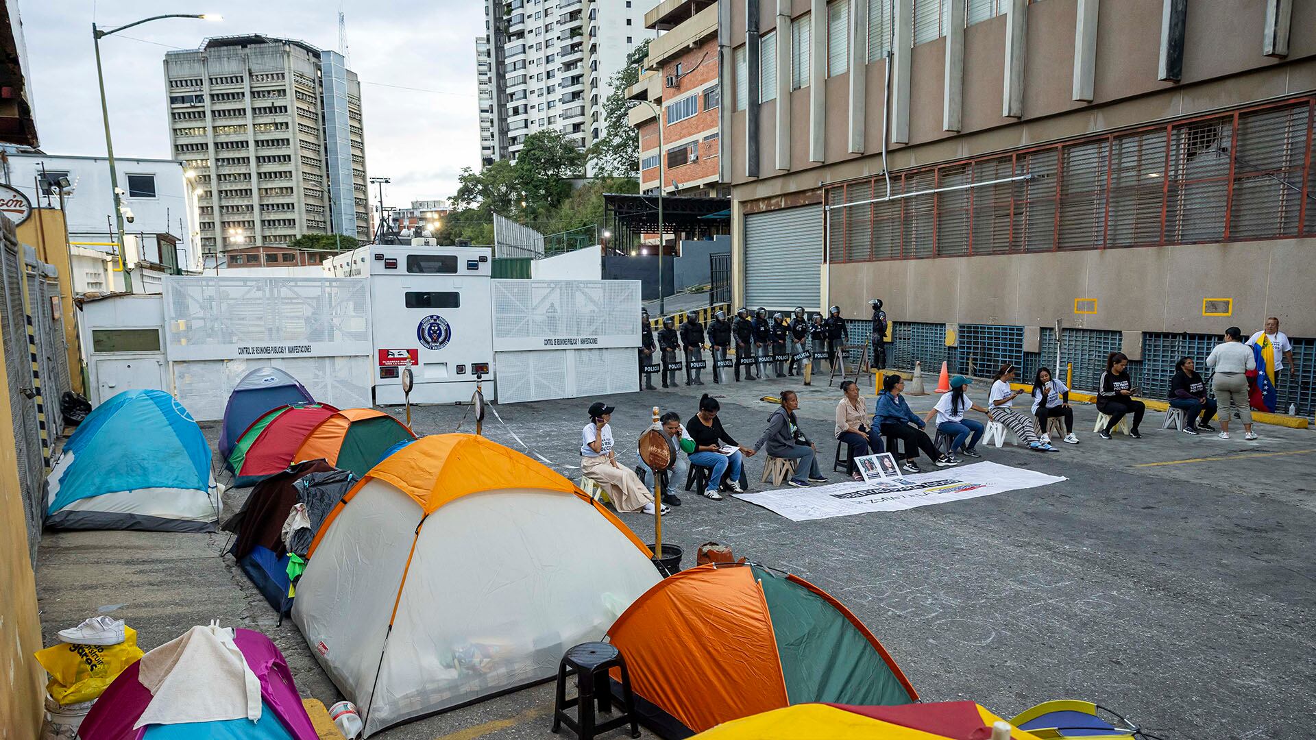 Familiares de presos políticos exigieron atención de las autoridades del comando Zona 7, de la Policía Nacional venezolana en Caracas, en medio de un proceso de excarcelaciones iniciado por el Gobierno de la presidenta encargada, Delcy Rodríguez (EFE/Miguel Gutiérrez)