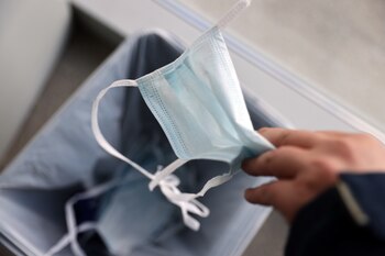 "La gente sana usa los barbijos, se los saca y se los deja colgando en el cuello todo el día. De esta manera, solo conforman un caldo de cultivo que habría que quemar en un basurero nuclear, y por ende una gran fuente de contagio” (REUTERS)