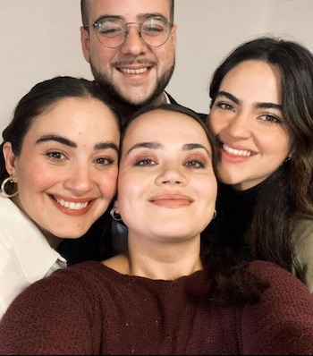 Melissa Cornejo (c) trabaja en