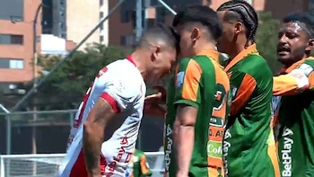 La enfurecida reacción de Juanfer Quintero en Colombia: lo expulsaron por empujar y tirarle un cabezazo a un rival