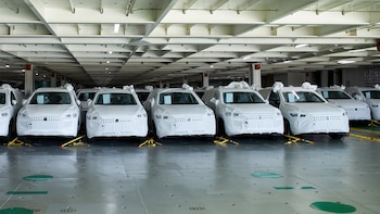 Los autos van amarrados al