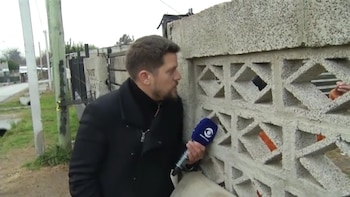Tres hijos de Karina Suárez fueron asesinados en una masacre: la mujer habló detrás de un muro con la televisión uruguaya (Captura Subrayado/Canal 10)