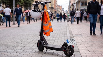 La DGT endurece las normas para los patinetes eléctricos a partir del 1 de octubre: edad mínima, casco obligatorio y multas de hasta 200 euros (VisualesIA Scribnews)