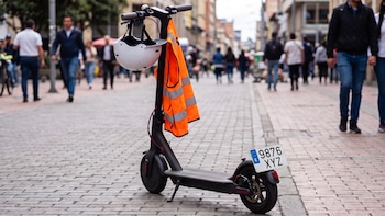 La DGT endurece las normas para los patinetes eléctricos a partir del 1 de octubre: edad mínima, casco obligatorio y multas de hasta 200 euros