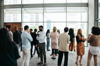 "Poder asistir a eventos presenciales te conecta con personas que están buscando lo mismo que vos, aunque trabajen en el mismo rubro o en uno diferente", comparte Gisela (Foto: Shutterstock)