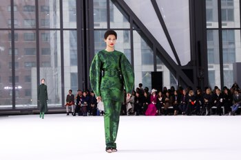 El color verde y el estampado floral no faltaron en la pasarela de la diseñadora venezolana que se presentó una vez más en el NYFW. De mangas abullonadas y un gran cinturón con maxi hebilla, fue una de las prendas monocromáticas más llamativas de la colección