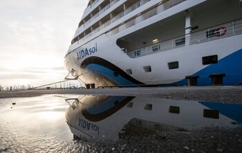 ARCHIVO - El crucero "Aidasol" en el puerto de Hamburgo. La industria de los cruceros fue prácticamente paralizada hace casi un año, llevando a muchas de las empresas armadoras a una situación de emergencia económica. Foto: Christian Charisius/dpa