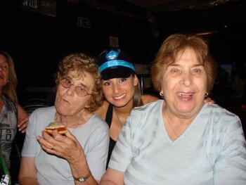 Tefi con su abuela (y