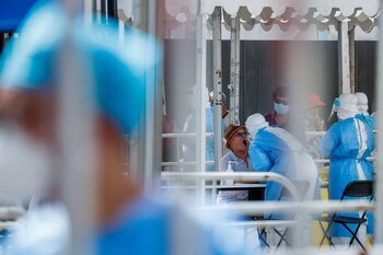 Foto de archivo ilustrativa de trabajadores de salud haciendo controles en Pekín en medio de la pandemia de coronavirus.
Jun 30, 2020. REUTERS/Thomas Peter