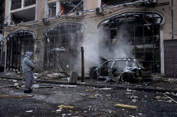 Ivanna sostiene a su perro