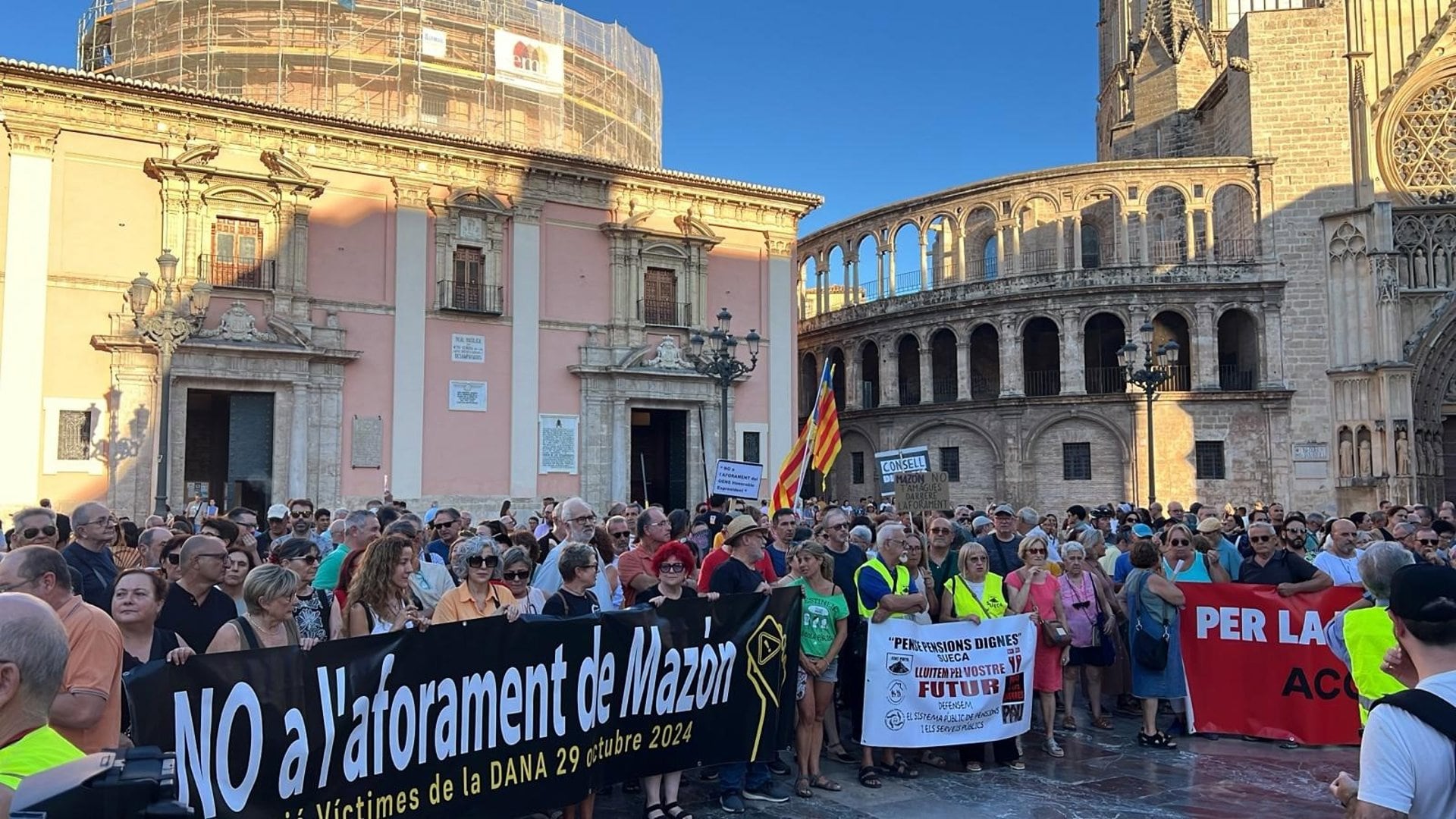 29/08/2026 Imagen de la concentración.
Una concentración en la Plaza de la Virgen, en València, ha vuelto a reclamar no aplicar el aforamiento al que fuera jefe del Consell el día de la dana, Carlos Mazón, porque
