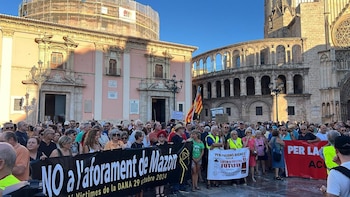 Concentración contra Mazón subraya que el derecho de las víctimas "tiene que estar por encima" de una garantía procesal