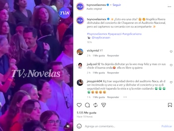 Angélica Rivera, con cabello claro, abrazando a un hombre en un auditorio oscuro y lleno de gente. Ambos están sonriendo y rodeados por la multitud