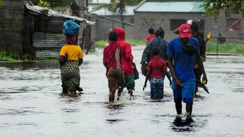 Los lugareños pasan por una