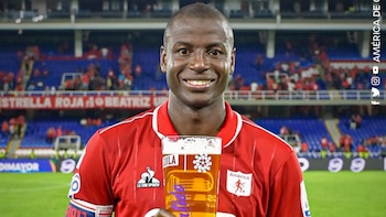 Adrían Ramos fue premiado con una cerveza tras ser el "Mago del partido" en la victoria del América de Cali ante el DIM por los cuadrangulares de la Liga BetPlay. @AmericadeCali/Twitter.