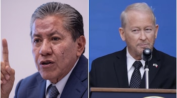Fotomontaje horizontal con dos hombres maduros que visten traje y corbata durante sendos discursos públicos.