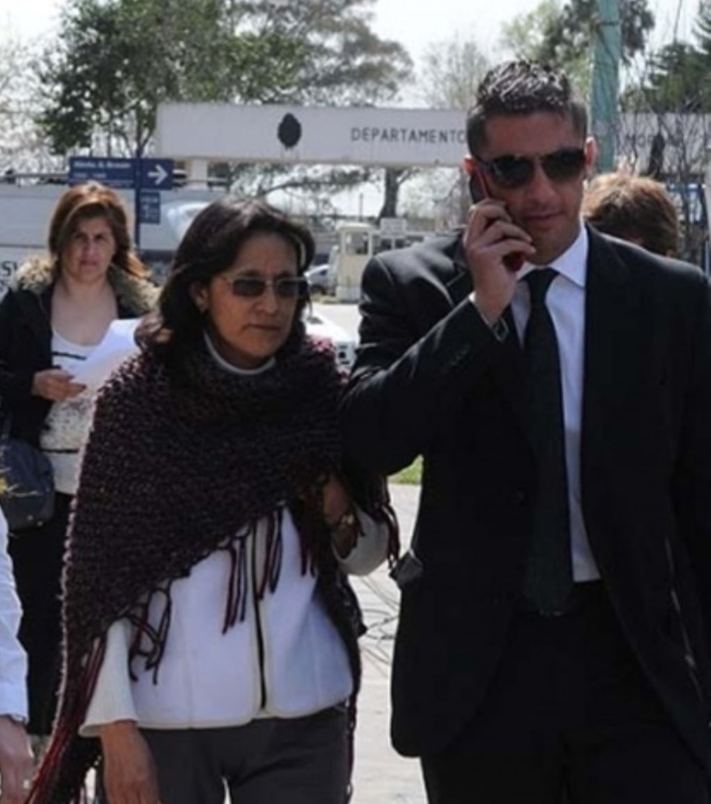 El abogado Matía Morla junto a Nélida, esposa de Néstor Altamirano, el carpintero acusado de participar en el crimen de Candela