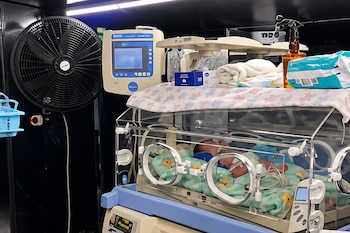 Una incubadora instalada dentro de la barbería móvil permitió mantener la atención de recién nacidos en un espacio climatizado, mientras continuaban las evaluaciones de seguridad en el hospital de Chitré. Captura de video tomado de instagram