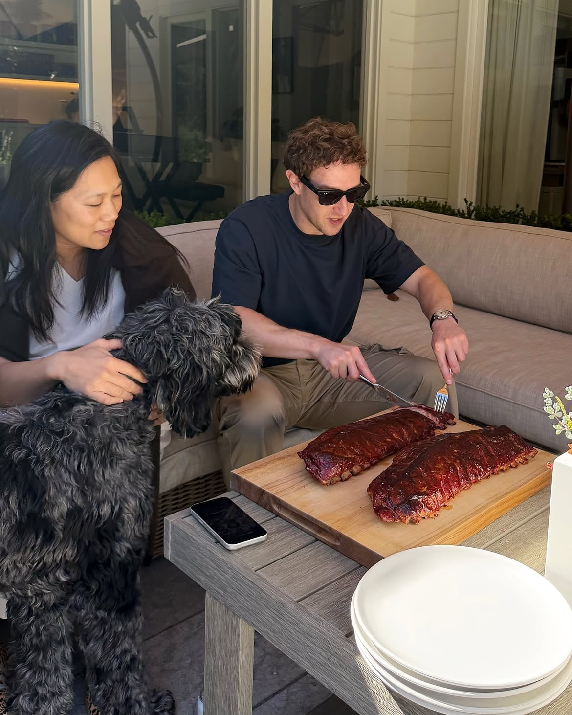 Zuckerberg y Priscilla Chan probaron costillas ahumadas durante una reunión familiar en su casa. (Foto: Instagram)