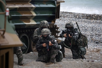 Los marines de Corea del Sur participan en un ejercicio conjunto de desembarco anfibio de los cuerpos de marines de Estados Unidos y Corea del Sur, denominado «Ssangyong», en Pohang (Corea del Sur), el 2 de septiembre de 2024 (REUTERS/Kim Hong-Ji)