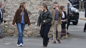 La princesa Leonor y la infanta Sofía cierran los Premios Princesa de Asturias 2026 con dos looks combinados, vaqueros y comodidad en su visita al Pueblo Ejemplar