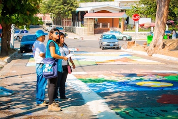 El Concurso de Elaboración de Alfombras de Semana Santa 2026 refuerza la tradición artística y religiosa en San Salvador Centro. (Cortesía: Secretaría de Cultura San Salvador)