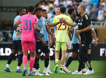 Saludo final entre los protagonistas del partido. Manchester City goleó a Juventus y avanzó firme a octavos de final en el Mundial de Clubes (REUTERS/Kai Pfaffenbach)