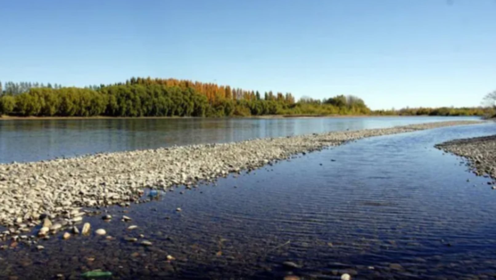 La zona de La Herradura del río Limay en la localidad neuquina de Plottier donde un adolescente de 14 años murió ahogado (LM Neuquén)