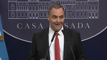 Otra testigo afirmó que el periodista amigo de Adorni pagó el vuelo de regreso de Punta del Este