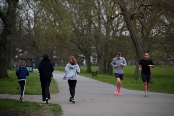 Personas trotando en Brockwell Park,