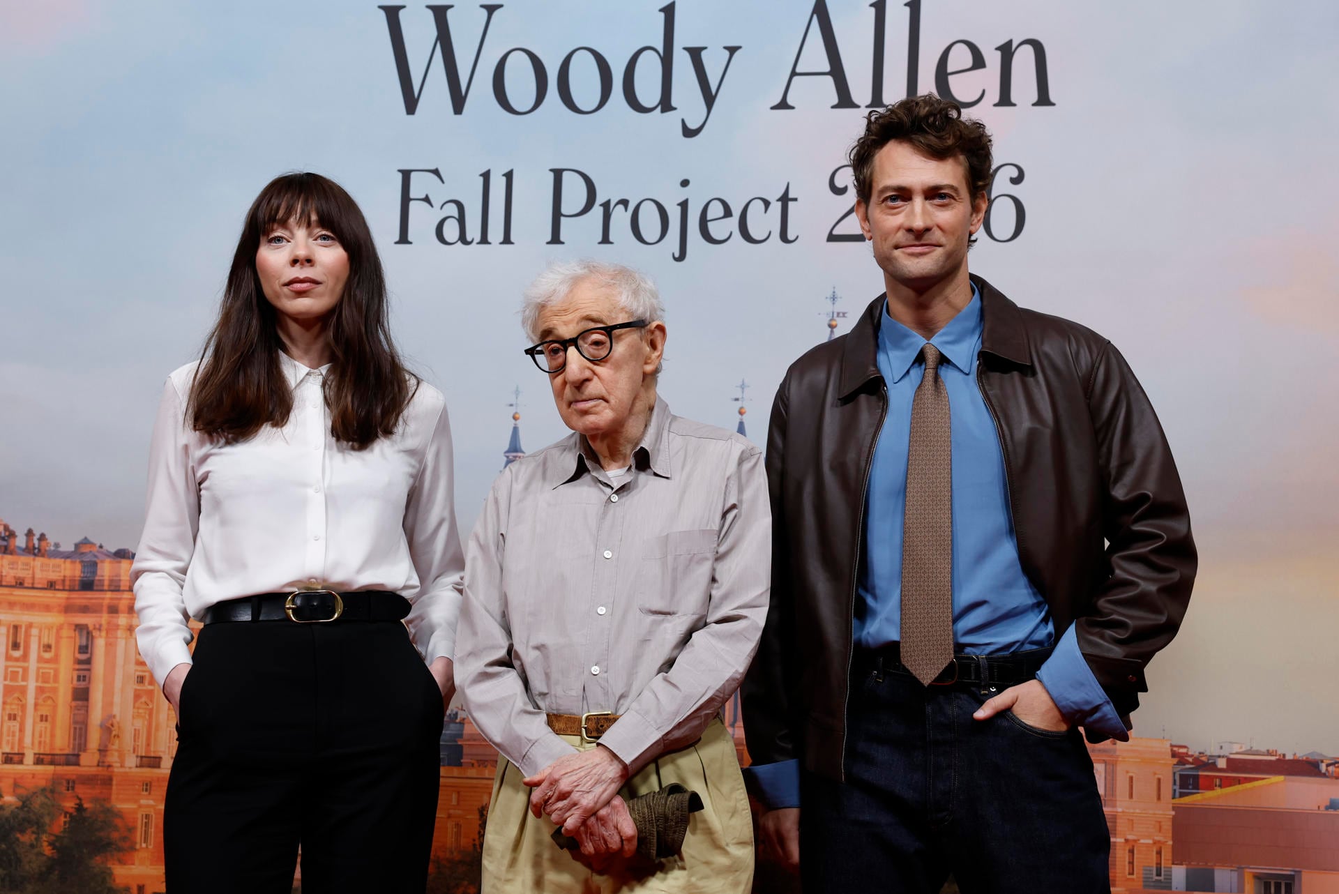 Woody Allen posa junto a los actores Alexi Wasser (USA) y Peter Vives (España), durante la presentación del rodaje de su nueva película, en la Real Academia de Bellas Artes de San Fernando de Madrid. EFE/ J.J. Guillén