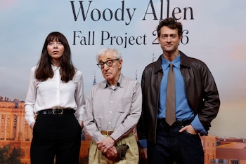 El director de cine estadounidense Woody Allen posa junto a los actores Alexi Wasser y Peter Vives mientras presenta el rodaje de su nueva película, este jueves, en la Real Academia de Bellas Artes de San Fernando de Madrid. EFE/ J.J. Guillén