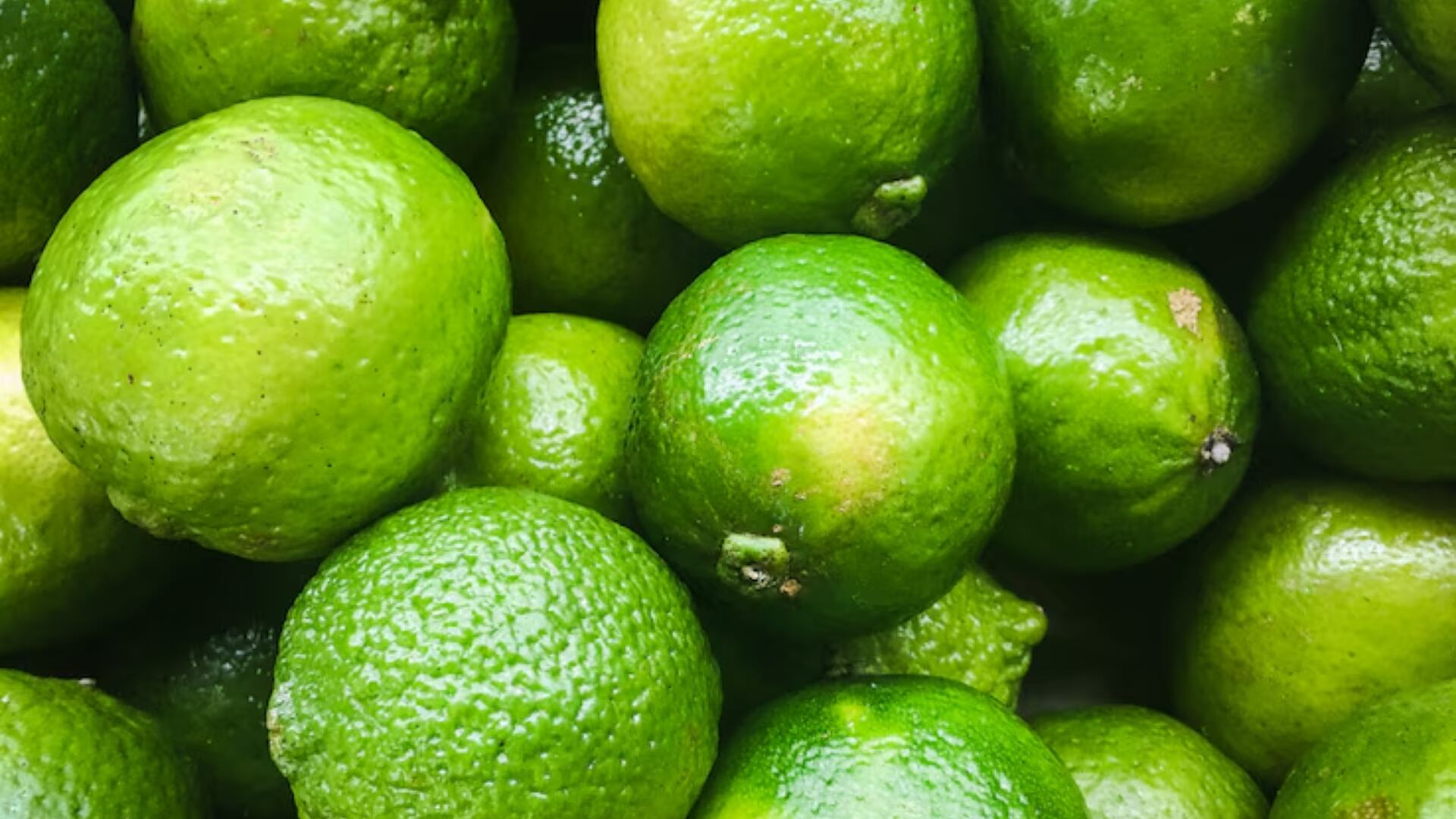 El mejor momento del día para consumir limón es por la mañana, especialmente en ayunas, disuelto en agua tibia (Freepik)