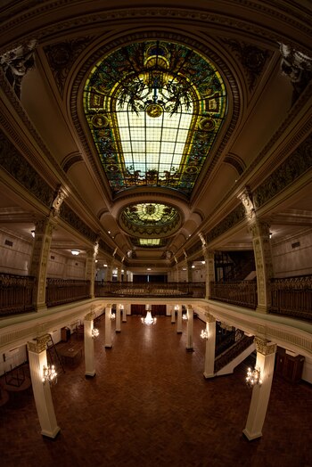 Una vista completa del salón