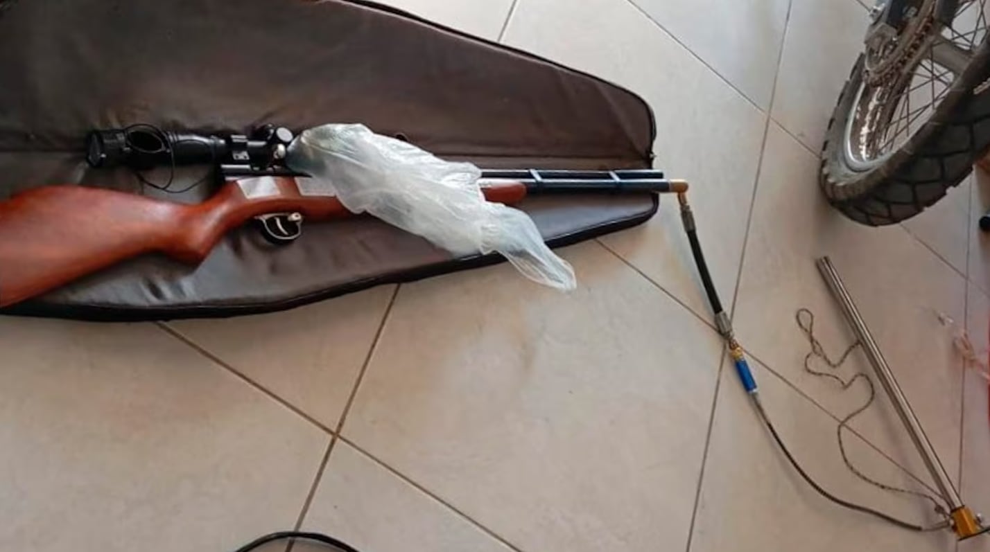 Un hombre murió tras dispararse por accidente en el abdomen mientras manipulaba un rifle de aire comprimido (El Doce)