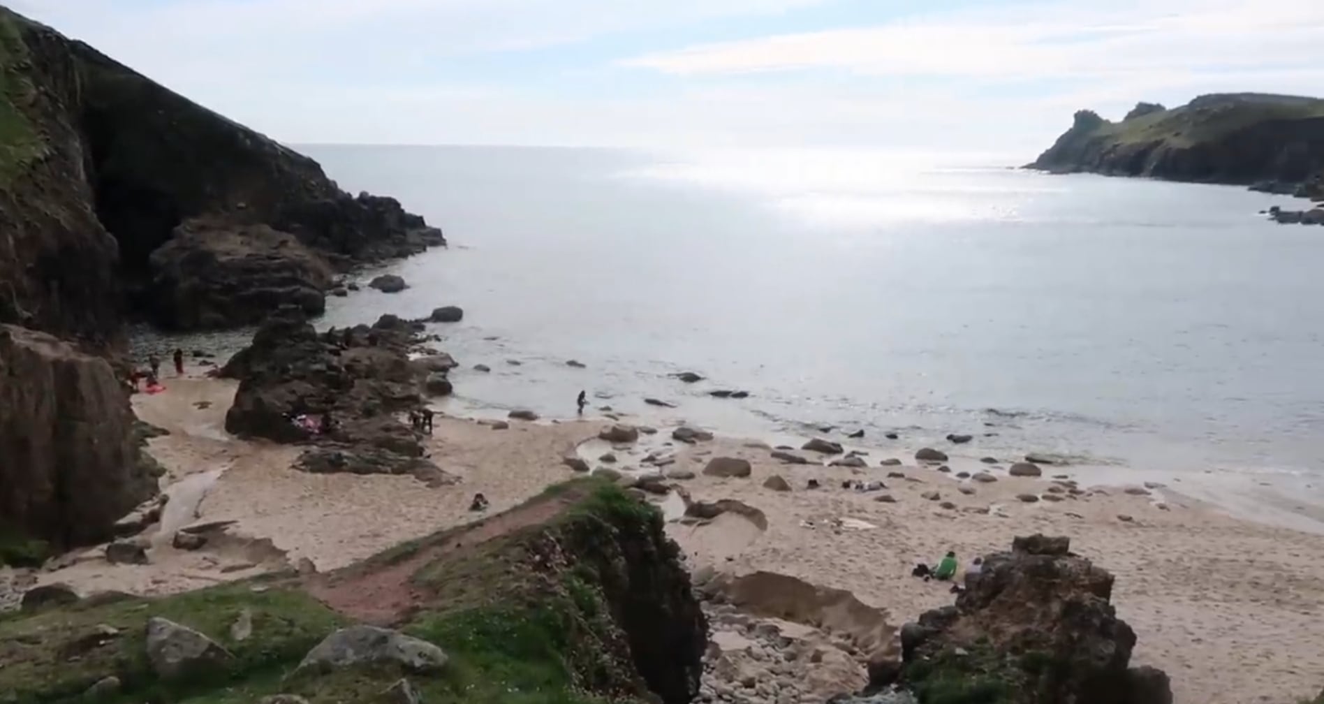 Las playas de Cornualles destacan por su entorno agreste y un Atlántico que impone temperaturas bajas incluso en pleno verano