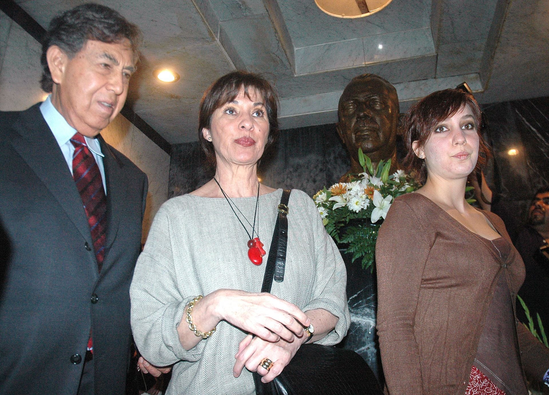 MÉXICO, D.F. 21MAYO2006.-Cuauhtémoc Cárdenas Solórzano, su esposa, Celeste Batel de Cárdenas, y su hija, Camila Cárdenas Batel, asistieron al monumento a la Revolución a visitar la tumba de Lázaro Cárdenas del Río con motivo de su natalicio.FOTO: Iván Stephens/CUARTOSCURO.COM