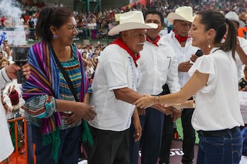 Claudia Sheinbaum recorre el país en una gira estratégica para su campaña, interactuando con simpatizantes
morenna
4t
Cocholota
