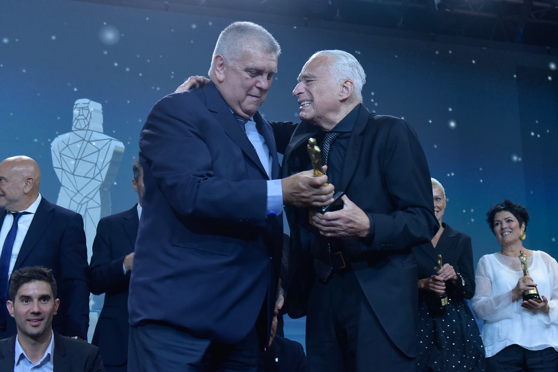 Luis Ventura y el Martín Fierro de Oro al doctor Alberto Cormillot