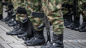 La guerrilla del ELN afirma que liberará a dos policías colombianos capturados