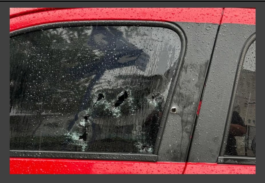 Así quedó la ventanilla del lado del conductor del coche de Martín