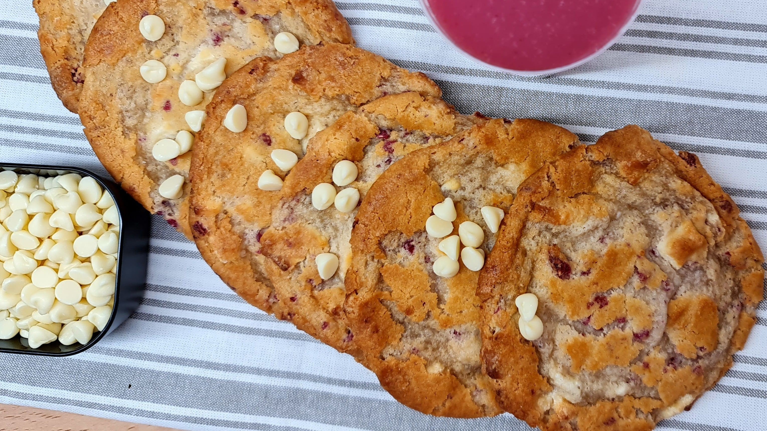 Cookies de chocolate blanco con arándanos (Pexels)