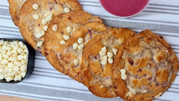 Receta de galletas de chocolate blanco y arándanos, una riquísima vuelta de tuerca a las clásicas ‘cookies’ americanas